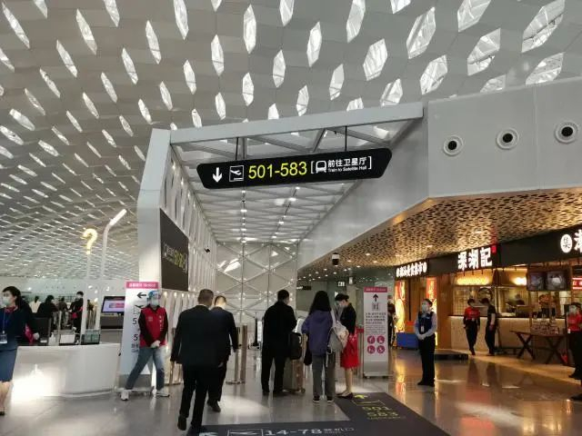 ▲ T3 航站楼前往卫星厅入口 深圳晚报记者 张焱焱 摄