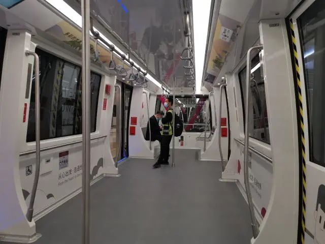 ▲前往卫星厅需乘坐捷运列车 深圳晚报记者 张焱焱 摄