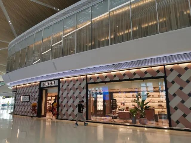 ▲卫星厅商业区域 深圳晚报记者 张焱焱 摄