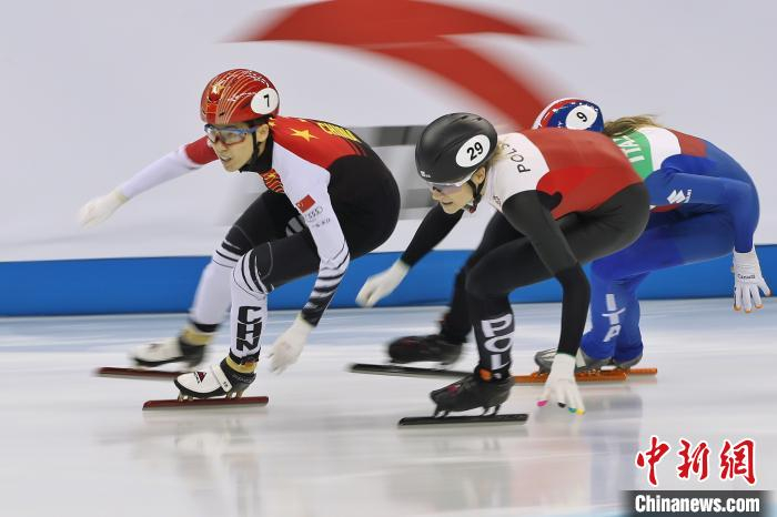 资料图：短道速滑比赛。　张亨伟 摄