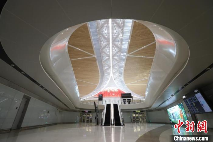 深圳宝安机场卫星厅采用木色天花 中建八局 供图