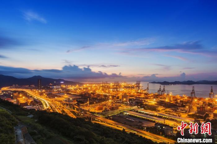 深圳盐田国际集装箱码头是国内最早一批推动实施“油改电”“气改电”的港口。　梁冬青 摄