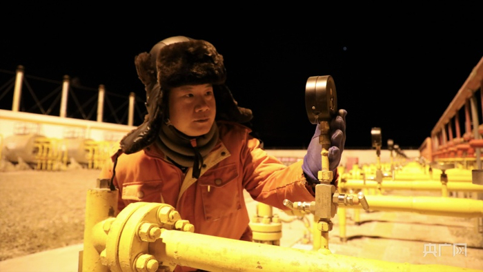 夜巡中的邓伟（央广网发 杨晴摄）