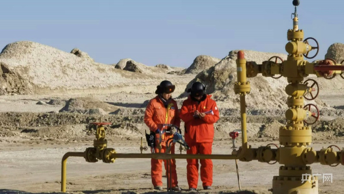 石油工人在巡检天然气井  （央广网记者樊永涛摄）  