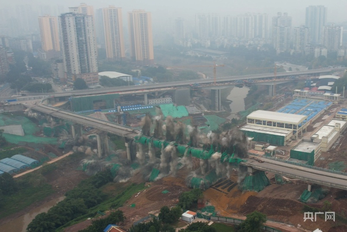 融汇二桥爆破过程（央广网发 王海  陈智列摄）