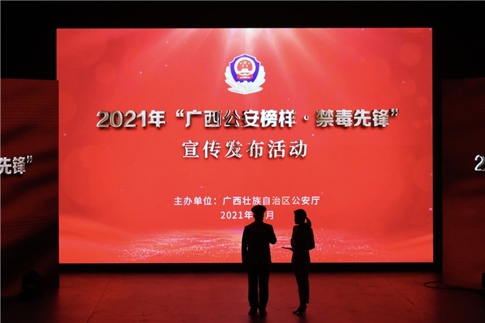 禁毒先锋讲述他的禁毒故事（央广网发 阳周萱摄）