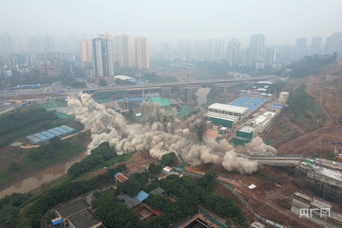 融汇二桥爆破过程（央广网发 王海  陈智列摄）