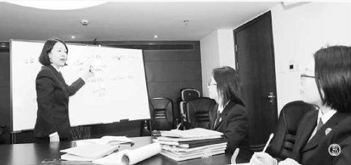 图③:办案检察官分析研判案情