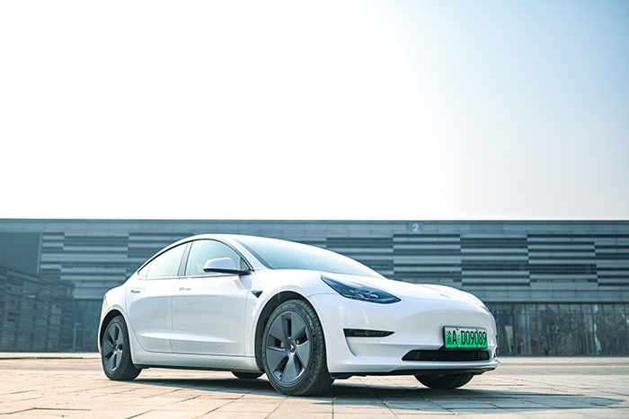 张开双臂试驾2021款特斯拉model3
