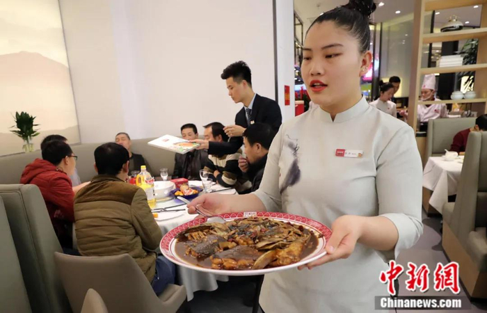 曾两次登上《舌尖上的中国》的北京一家特色餐馆受到观众热捧。该纪录片在海外也引起了巨大反响。中新社记者 张宇 摄
