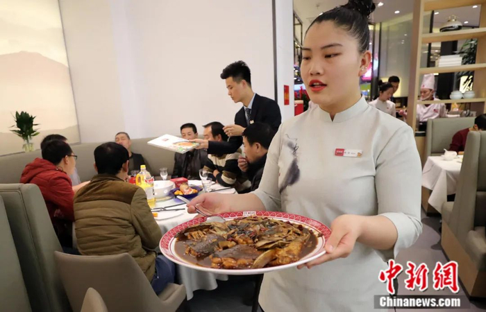 曾两次登上《舌尖上的中国》的北京一家特色餐馆受到观众热捧。该纪录片在海外也引起了巨大反响。中新社记者 张宇 摄