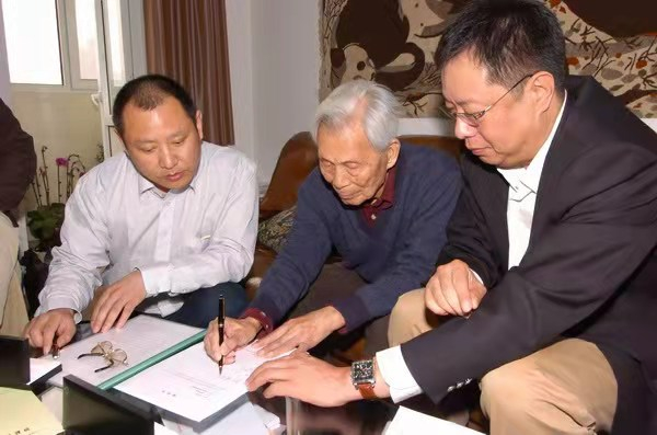 吴冠中先生（中）向上海美术馆捐赠作品，左一为李磊。