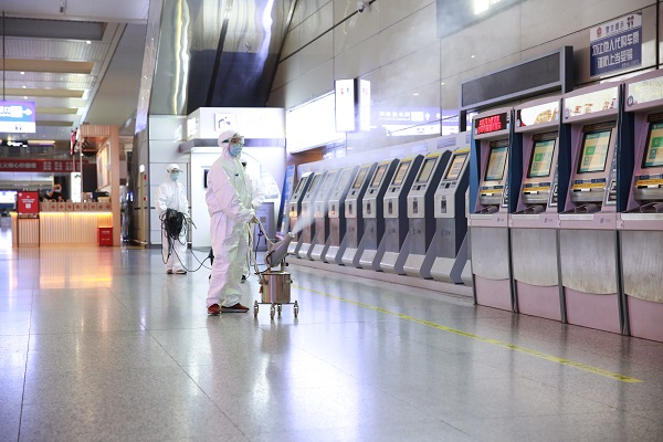  图说：加强自助售票机等设备的消毒工作 来源/采访对象提供（下同）