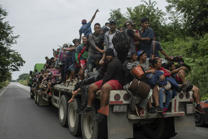 传统上来看，国际移民存在以承担家庭生计的男性为主的特点。图为当地时间2021年11月17日，墨西哥韦拉克鲁斯州，准备穿过墨西哥前往美国的非法移民。 视觉中国 图