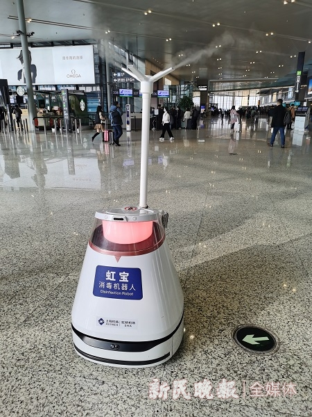 图说：防疫消毒机器人“虹宝”加装语音系统，不断播放垃圾分类提醒