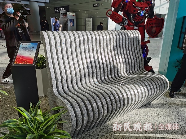 图说：花博会同款牛奶盒长椅，共使用56000个利乐包装盒 新民晚报记者 金旻矣 摄（下同）