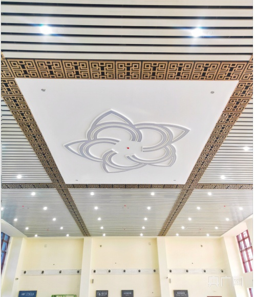 “阿阿铁路”的阿瓦提站候车大厅天花板采用长绒棉骨朵花纹图案。刘琪 摄 央广网发