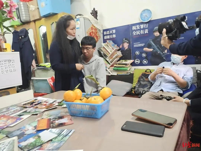 ▲符建涛与亲人相认时，跪在妈妈面前