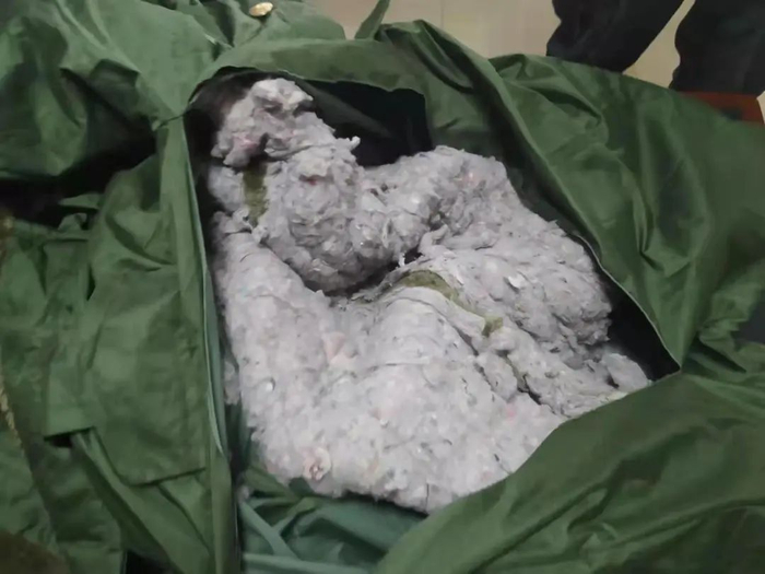 ▲获捐的棉大衣被发现填充物为“黑心棉”。受访者供图