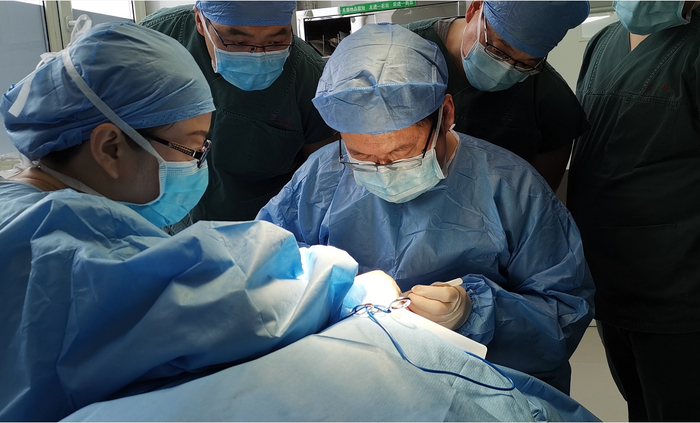 肖志波教授带领团队进行手术。哈医大二院 供图