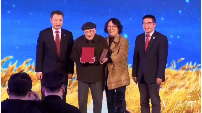 百岁诗人圣野获本届特殊贡献奖（央广网实习记者 郭振丹 摄）