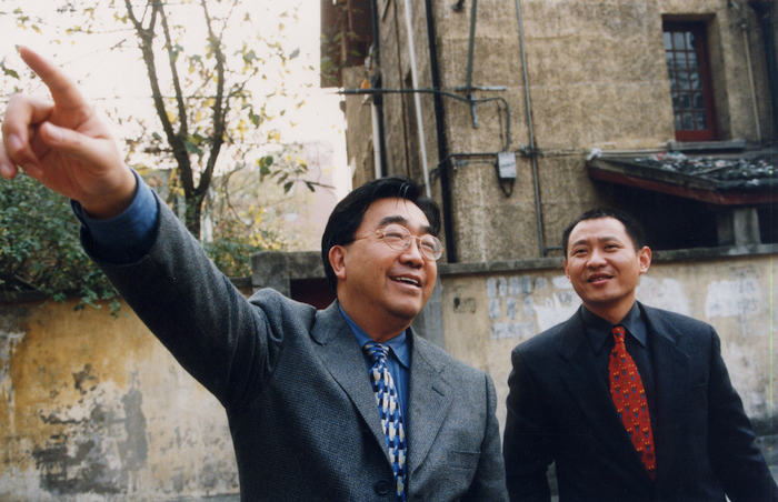 1998年，李磊（右）与陈逸飞讨论上海青年美术大展工作。