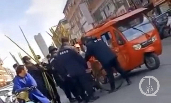 ▲12月6日，海门三星镇，十几名“静通市容”工作人员将老人的甘蔗抢走引发关注。图片来源/视频截图