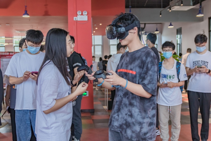 （学生体验自制研发的VR游戏，学校供图，央广网发）