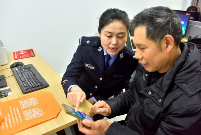 民警为群众讲解相关问题（央广网发 伍朝霞摄）