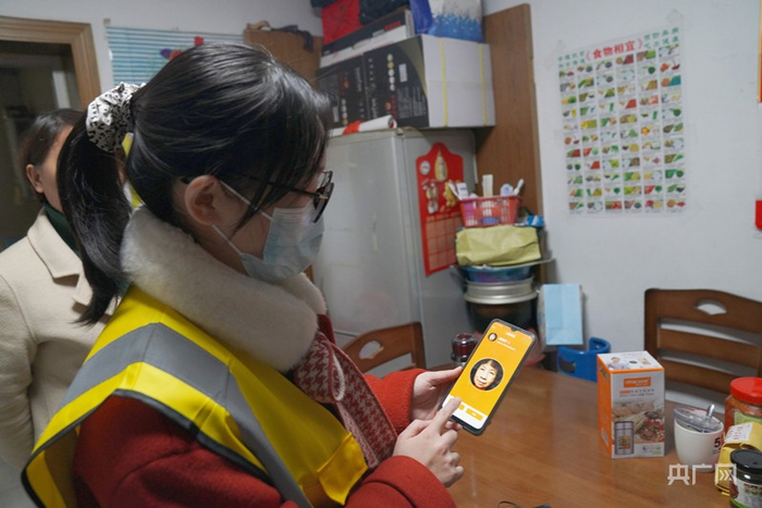 通过“临川时间银行”APP对老人进行人脸识别（央广网发 胡琪蓉 摄）
