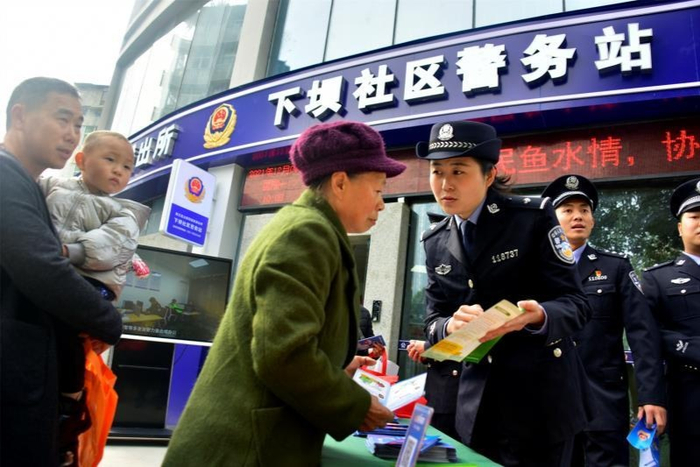 民警为群众介绍宣传资料（央广网发 伍朝霞摄）