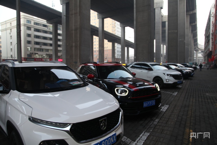 位于乌鲁木齐市第二十三小学新增供家长送孩子的临时停车位。央广网发