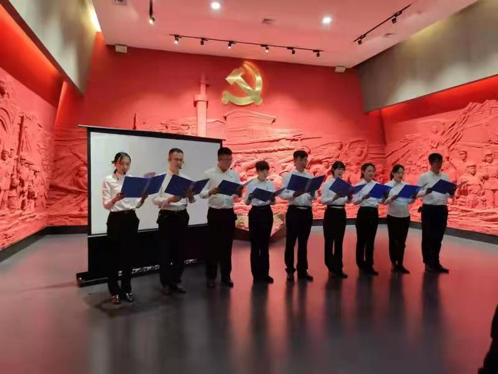 学员重温入党誓词。哈铁 供图