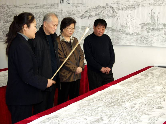 （专家学者参观《古运回望图》，企业供图，央广网发）