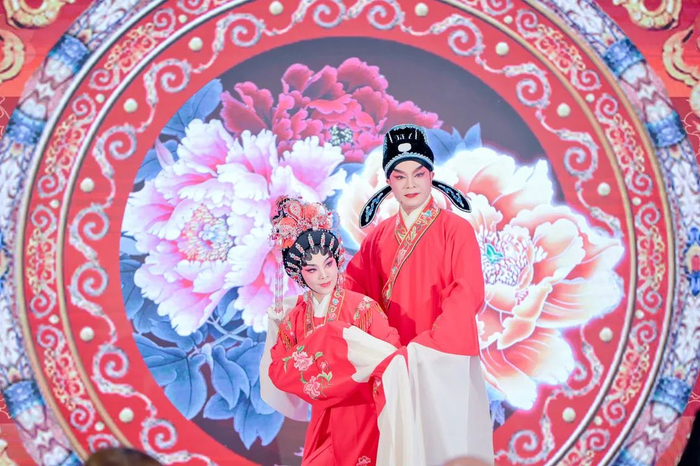 正式开业当天，陶陶居内上演粤剧，未来将在第十甫路总店内恢复旧时“听曲品茗”的习俗。通讯员供图