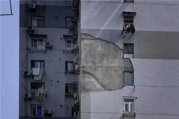 上海市黄浦区一小区高楼外立面脱落。&nbsp; &nbsp; 新华社 图