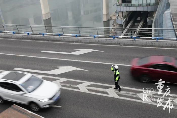 交巡警在道路上指挥交通（资料图）邹乐 摄