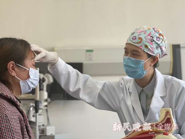 图说：上海第九人民医院眼科主任医师周慧芳为患者做检查 新民晚报首席记者 左妍摄（下同）