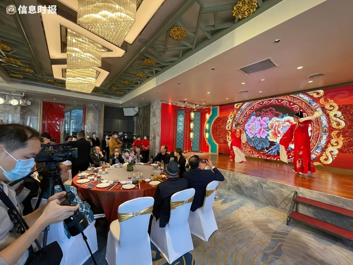 陶陶居第十甫路（总店）举办开业典礼现场，广州粤剧院红豆粤剧团副团长陈振江以及广州粤剧院优秀青年花旦汪素珍在陶陶居第十甫路总店内献唱经典粤剧曲目《花好月圆》。信息时报记者 王智汛 摄