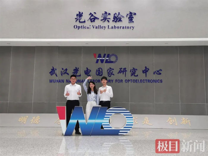 胡玥与学生合影