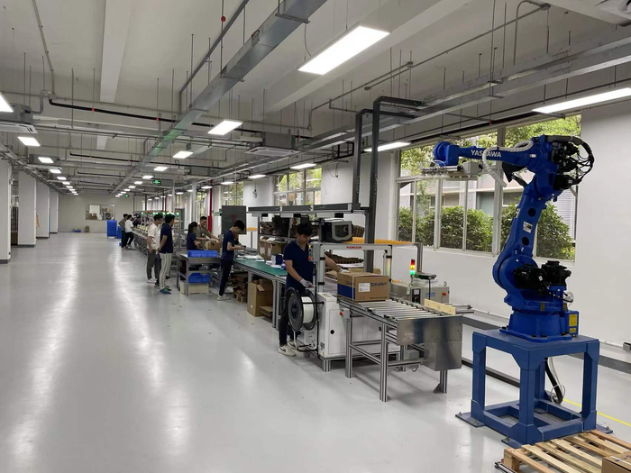 智能卫浴生产基地的生产线。