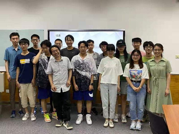 西渡（前排左三）给学生上写作课合影