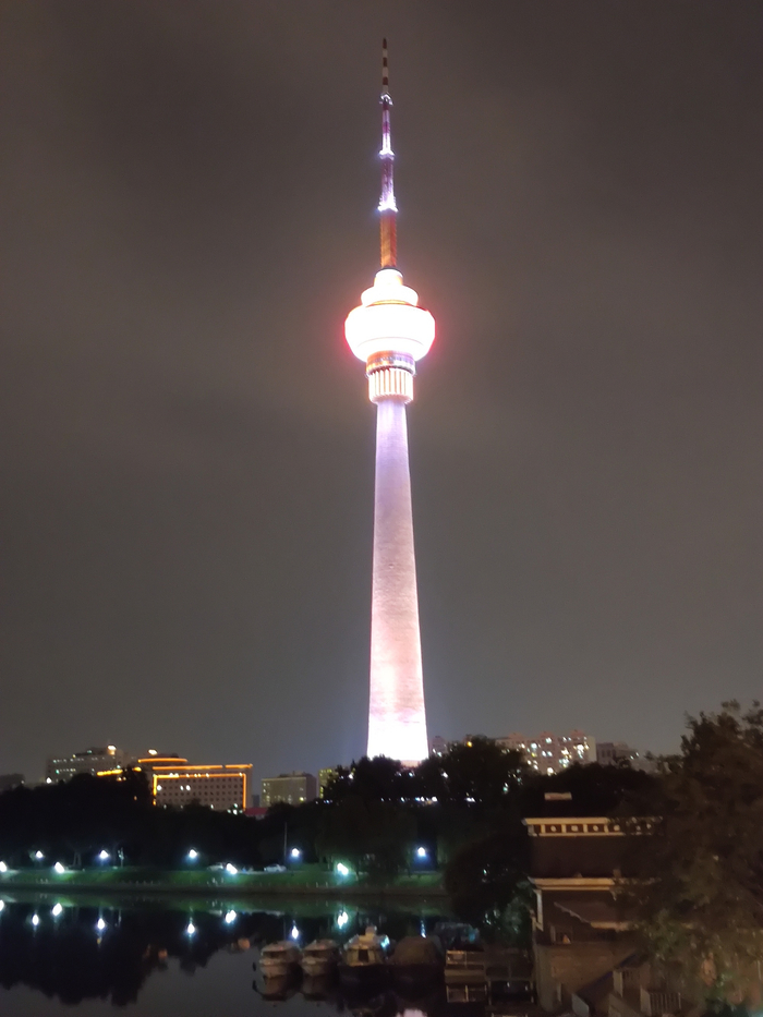 夜色中的中央广播电视塔（秦立玲摄，央广网发）