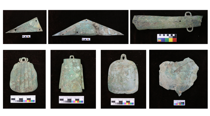 发现丝绸印痕的一号坑和二号坑出土青铜器