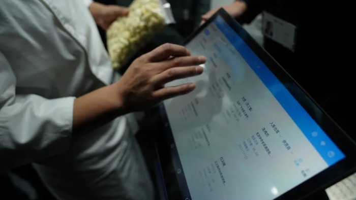 在电子秤点选验收品项（企业供图     央广网发）