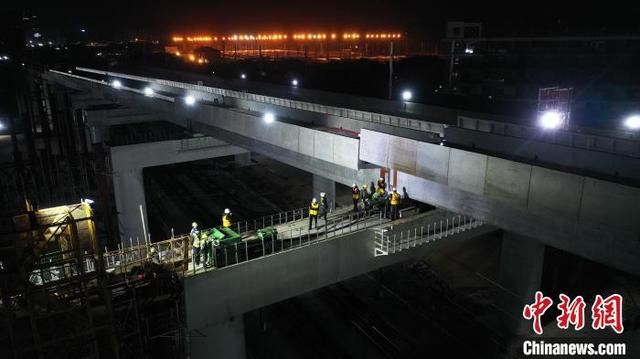 赣深铁路深圳福龙路特大桥最后一孔箱梁横移定位合拢 陈文 摄