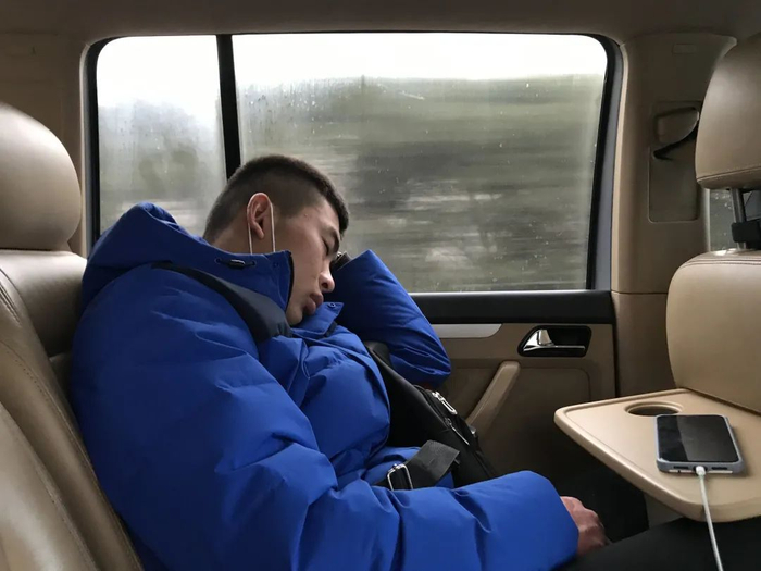 12月28日，韩全新去郑州和生父母见面，回济源的路上睡着了。新京报记者 张惠兰 摄