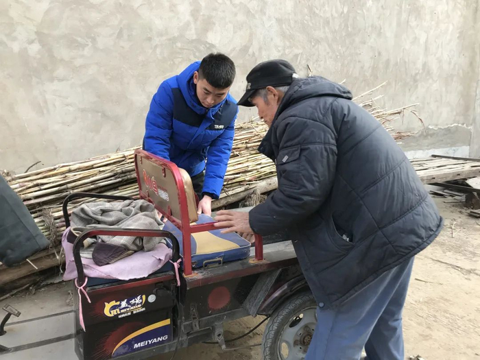 韩全新和爷爷韩升禄。这辆小三轮，就是当年赵小兰载全新上学的车子。新京报记者 张惠兰 摄