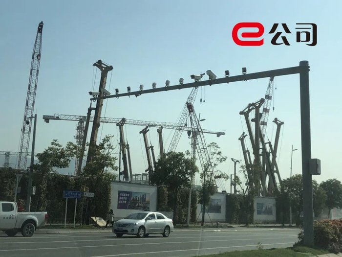 图1：前海到处是工地，随处可见的高架吊车都在忙碌工作中。