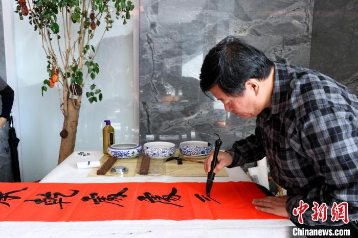 原孔府文物档案馆馆长孔祥胜在写《孔府档案》中乾隆二十四年和乾隆二十五年的档案中的内容。　孔子博物馆供图